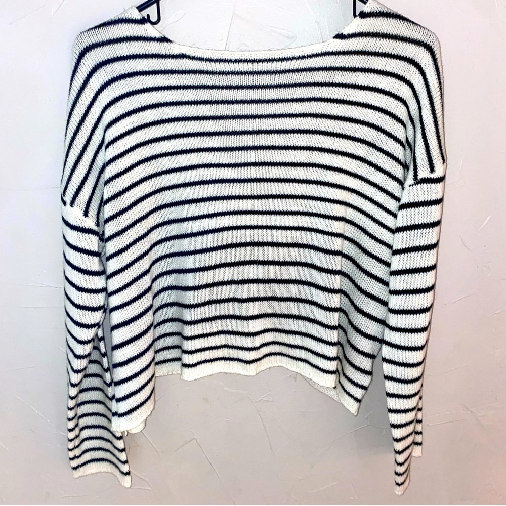 Black and white sweater with twisted back